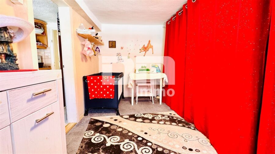 Teilsaniertes Einfamilienhaus mit Anbauten + Nebengebäude auf 1.600 m² Traumgartengrundstück - OG Zimmer